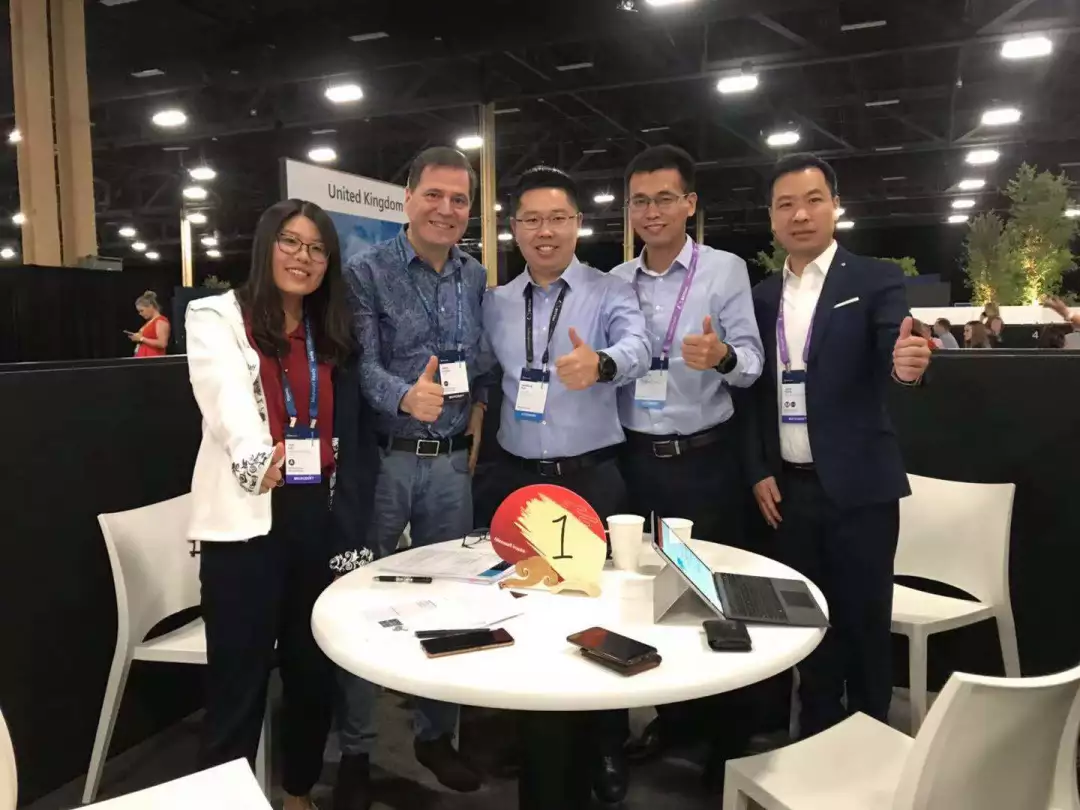 微軟大中華區(qū)董事長兼首席執(zhí)行官柯睿杰(Alain Crozier)(左二)及其團隊與瑞泰信息聯(lián)合創(chuàng)始人孫海東(左三)和 TO C 事業(yè)部總經(jīng)理葛開鋼(右二)圓桌會談 微軟大中華區(qū)董事長兼首席執(zhí)行官柯睿杰(Alain Crozier)(左二)及其團隊與瑞泰信息聯(lián)合創(chuàng)始人孫海東(左三)和 TO C 事業(yè)部總經(jīng)理葛開鋼(右二)圓桌會談